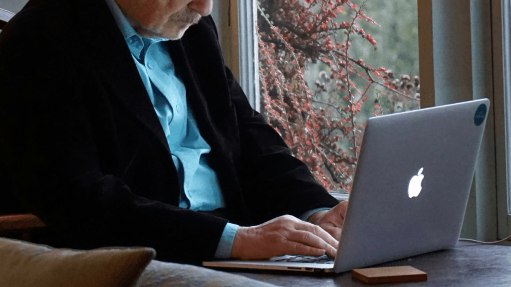 Ofrecen 750 becas sobre inteligencia artificial para adultos mayores ...