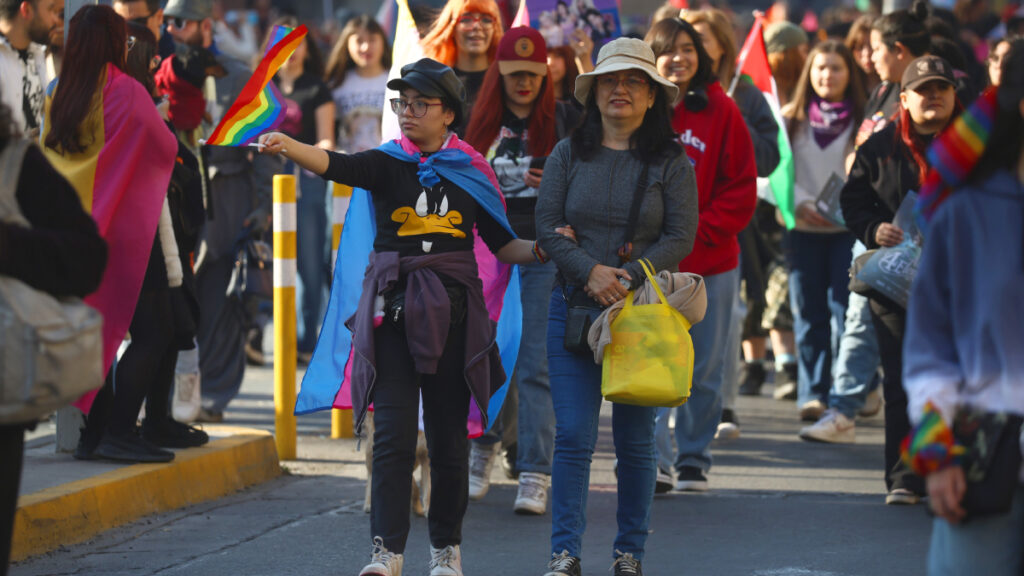 [Fotos] Más de 100 mil personas participaron en Marcha del Orgullo 2026 ...